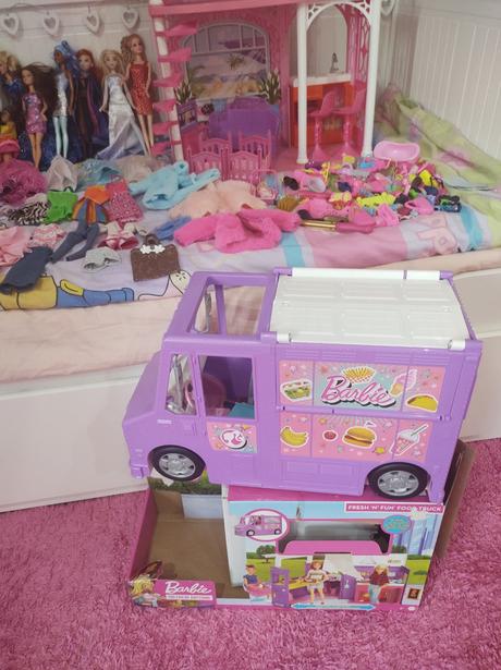 Domček barbie s doplnkami autom a konikmi,