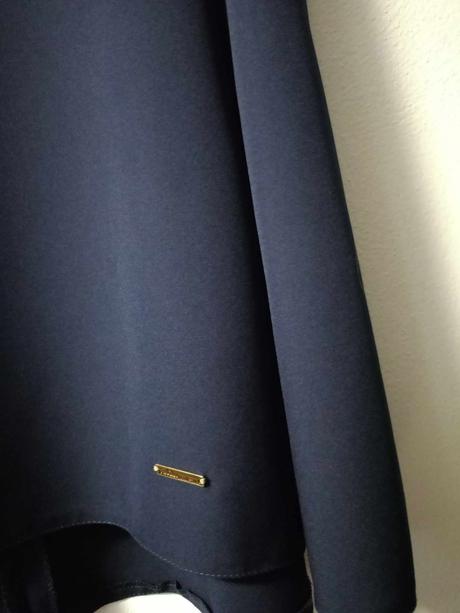 Tmavomodré spoločenské šaty, 44