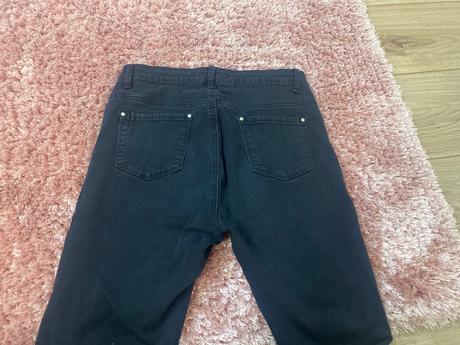 Čierne rifle s vysokým pásom, 36