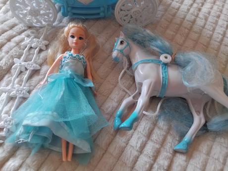 Kôň s kočom a bábikou, 