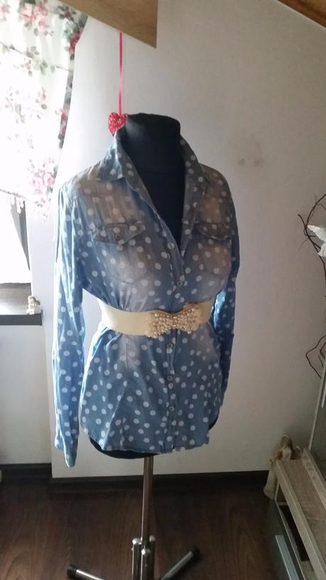 Modrá košeľa s bielymi guľkami, m