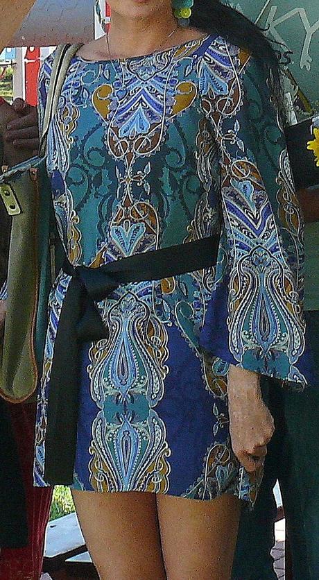 Modré saténové šaty, m