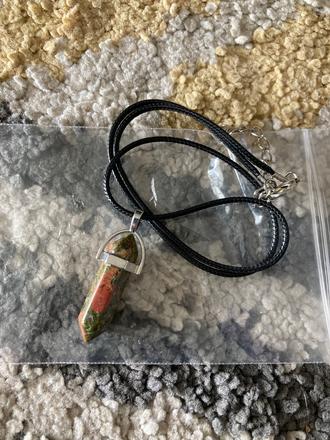 Náhrdelník s kryštáľom, 