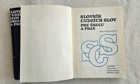 Slovník cudzích slov pre školy a prax, a slovník c,