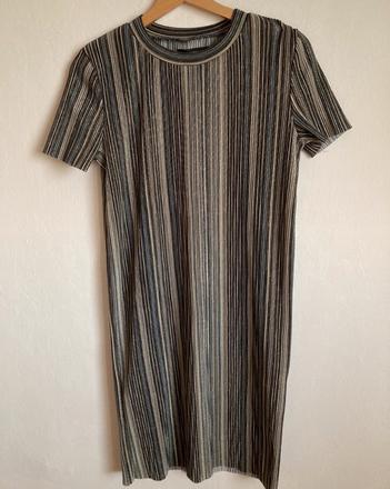 Šaty v zemitých farbách, s