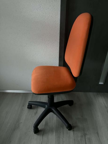 Predám otočnú stoličku na kolieskach,