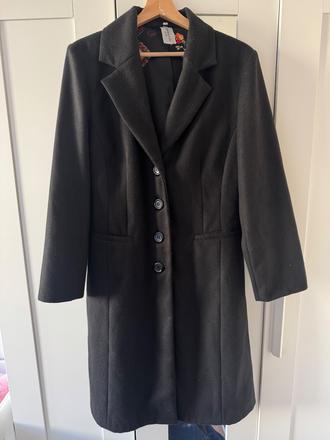 Krásny čierny dámsky kabát na gombíky, m