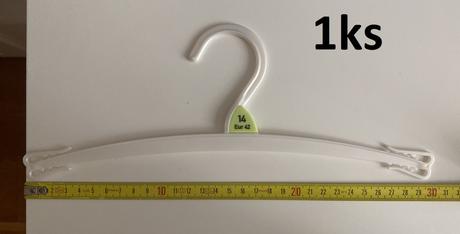 Plastové ramienka / vešiaky na oblečenie,