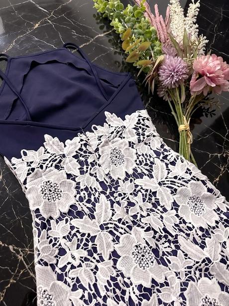 Šaty s krajkou boohoo, xs