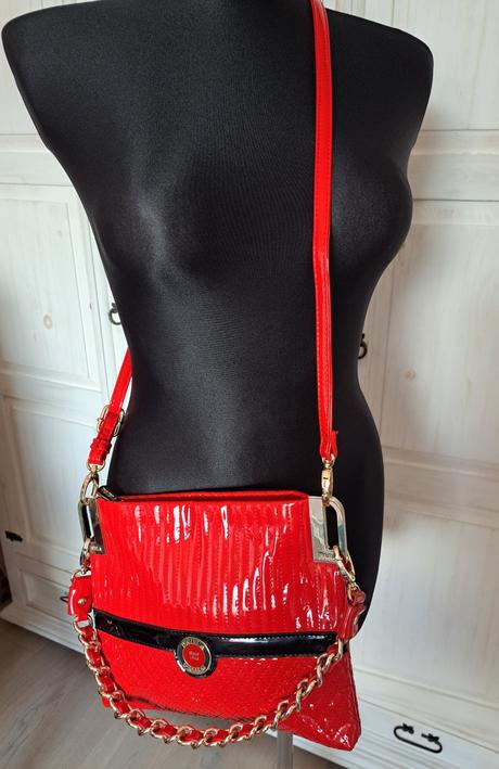 Červená lakovaná kabelka, 