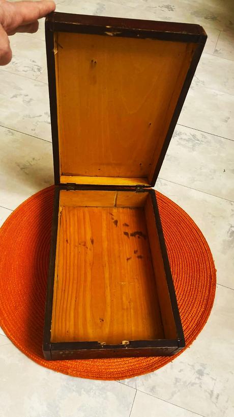 Drevená starožitná vyrezávaná kazetka, 