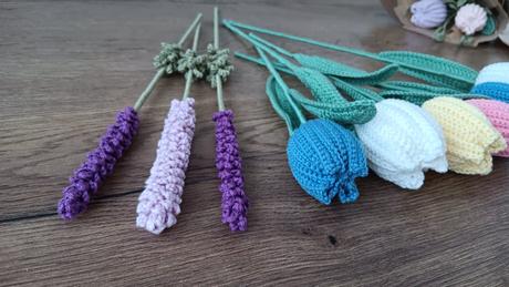 Háčkovaná kytica ruží, 