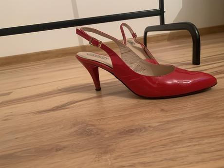 Červené lodičky, 40