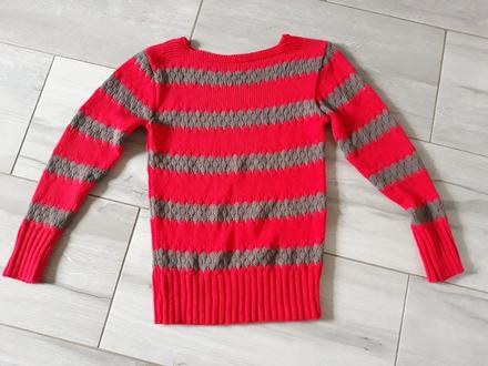 Červený sveter, m