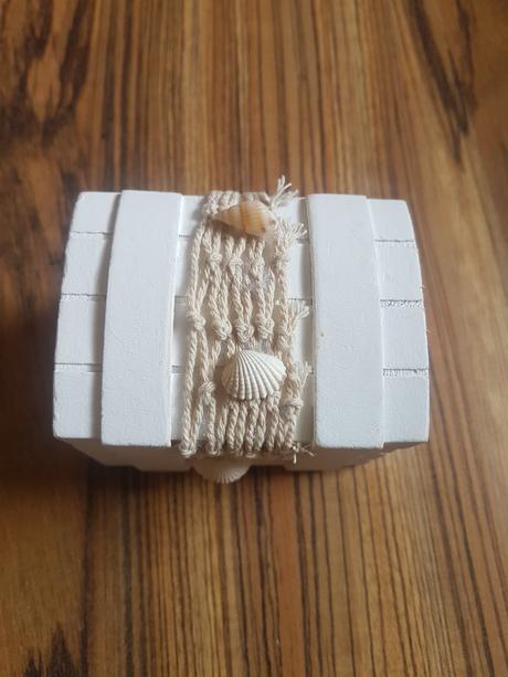 Drevena stolicka a truhlica, 