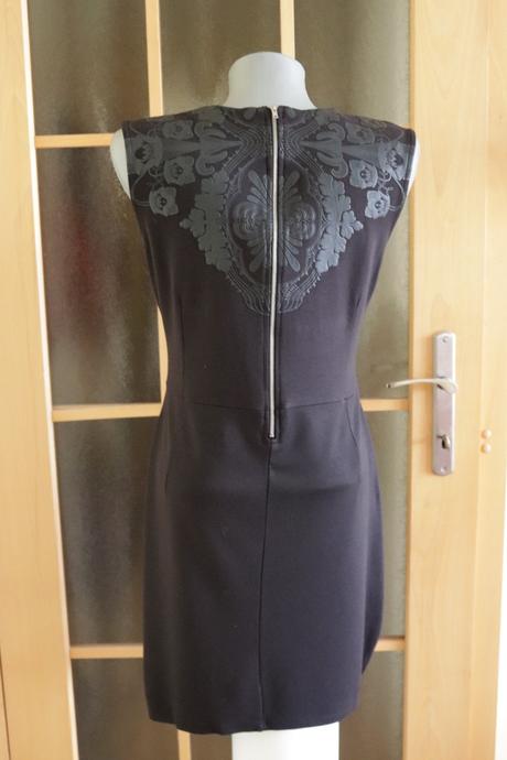 Čierne elastické mini šaty, l