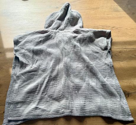 Mušelínové pončo loveki, 104