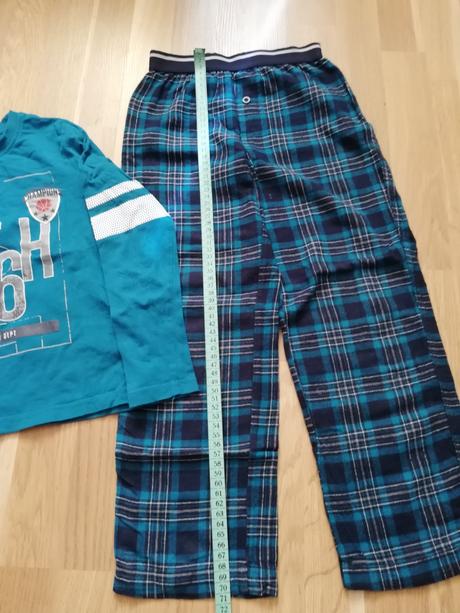 Pyžamo v peknom stave 122/128, lupilu,122