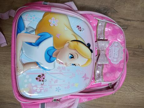 Skolska taska alica v krajine zazrakov,