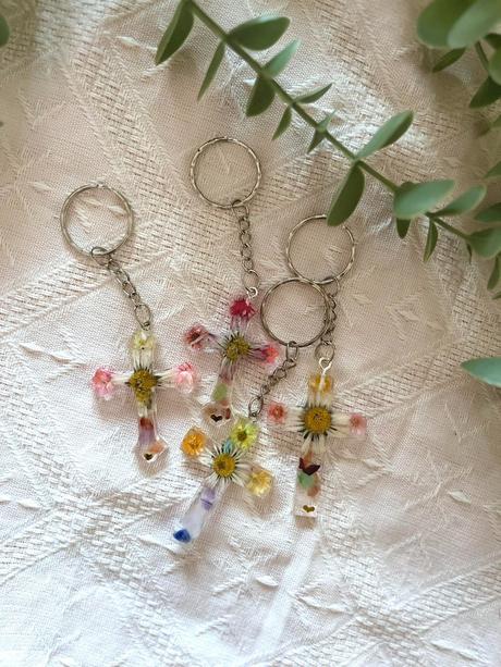 Ručne vyrobené živicové kľúčenky, 