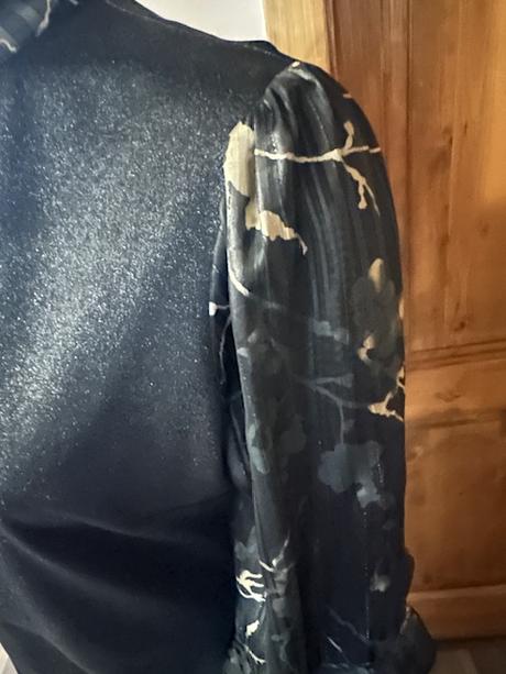 Nádherné čiernozlaté šaty zn. magenta, m / s