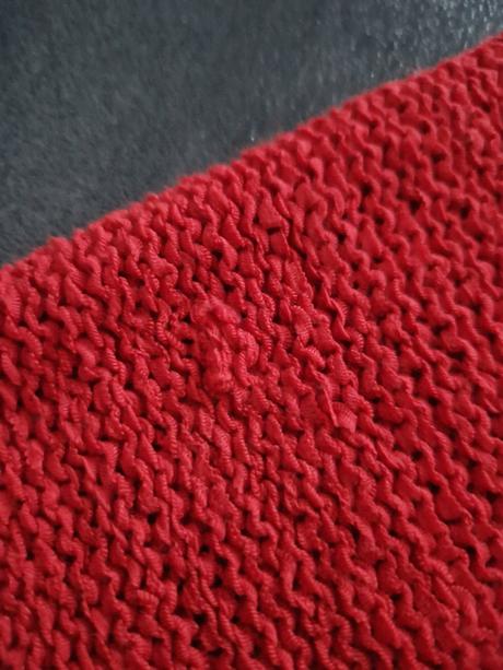 Červený pulóver, reserved,s