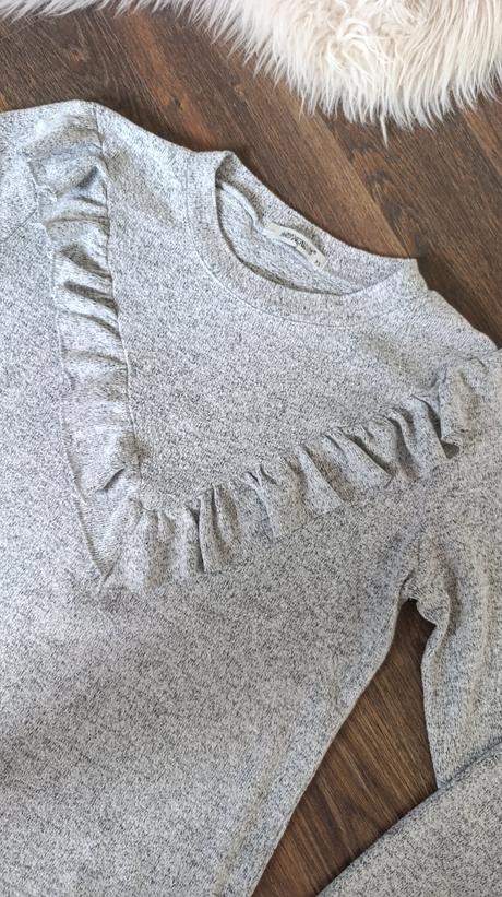 Svetrík s volánikom, xs