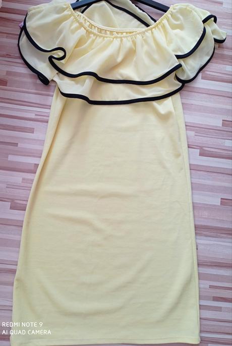 Kratke šaty s volanom, 