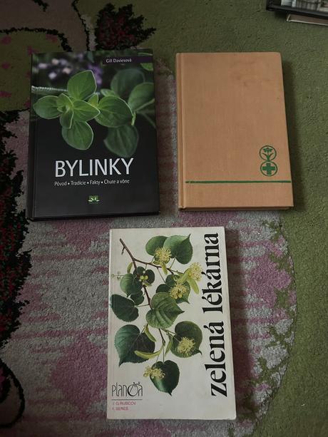 3x knihy o bylinkách,