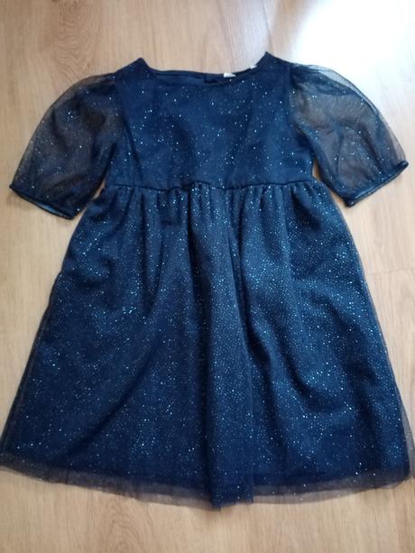 Trblietavé tmavomodre šaty, 104