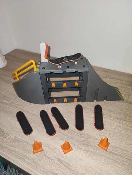 Skateboard vysokej rampy so zábradlím, 