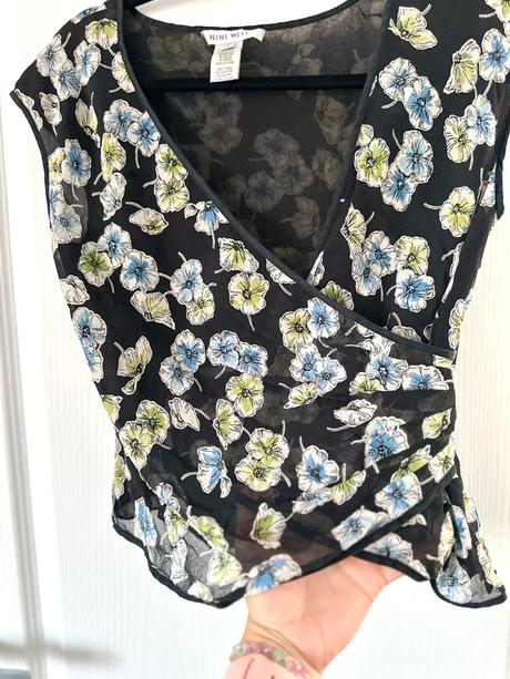 Elegantná hodvábna blúzka s kvetmi nine west, s