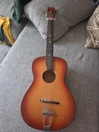 Gitara s poškodenim, 