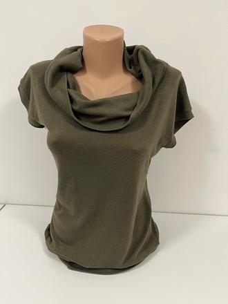 Pohodlný army zelený top s  rolákovým výstrihom, l