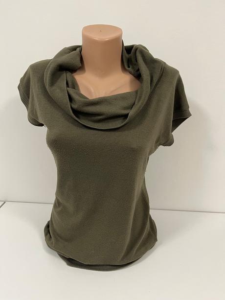 Pohodlný army zelený top s  rolákovým výstrihom, l