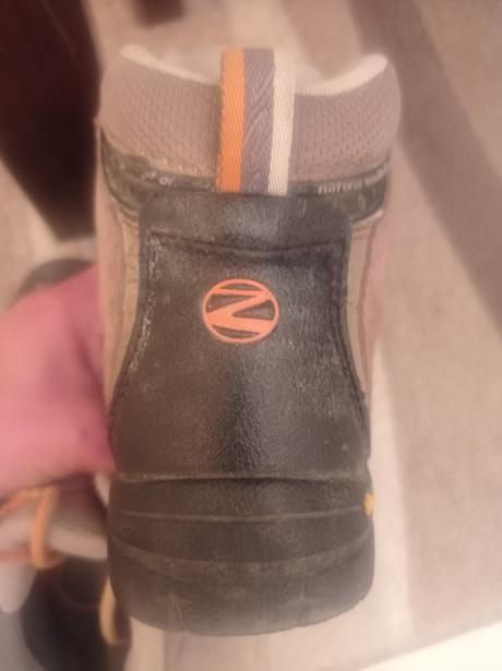 Turisticke kotnikove topanky, 32