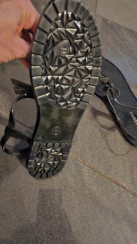 Ľahké plastové sandálky, žabky, 41