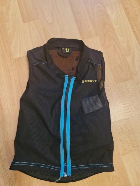 Chranic na lyze / snowboard- tzv. korytnacka scott, 