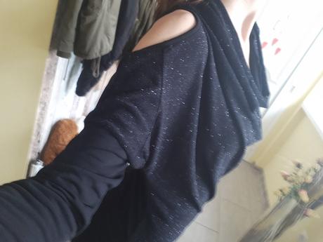 Elegantné čierne šaty s dlhým rukávom, s