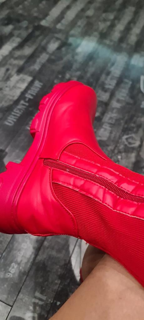 Červené čižmy, 40