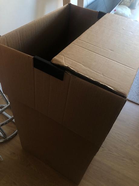 Krabica s vesiakom na saty box na saty, 