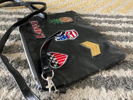 Kabelka s nášivkami,