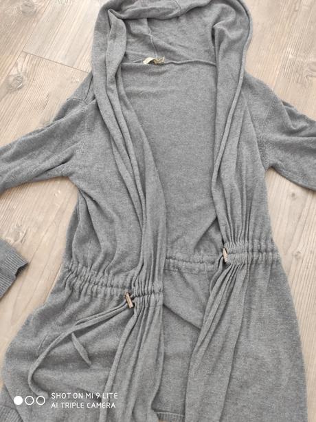 Sedy svetrik s kapucnou,