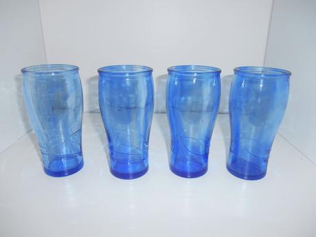 Poháre z hrubého modrého skla,