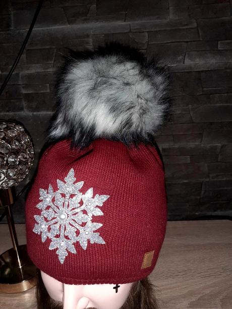 Čiapka s veľkým brmbolcom, bershka