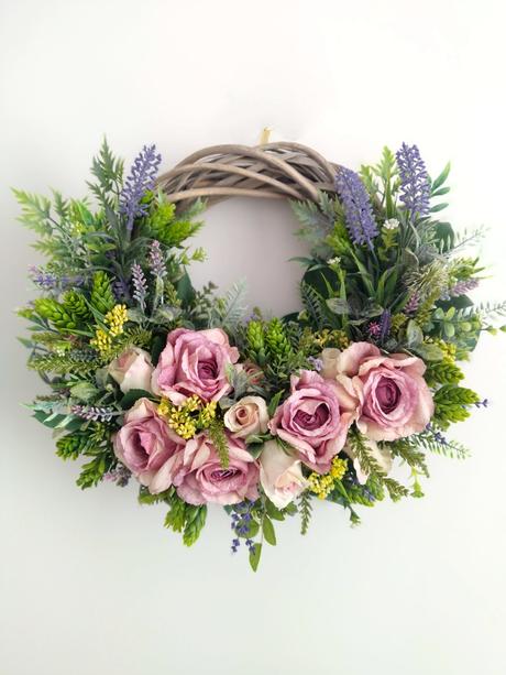 Veniec s ružou a levanduľou,