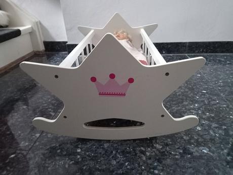 Krásna drevená kolíska pre bábiky goki,
