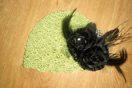 Háčkovaná čiapočka s kvetom, 104