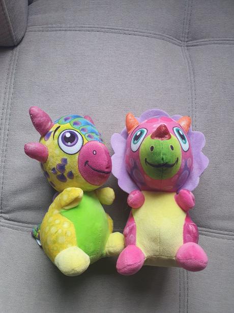 Predám  2 ks papagájov plyšových, 