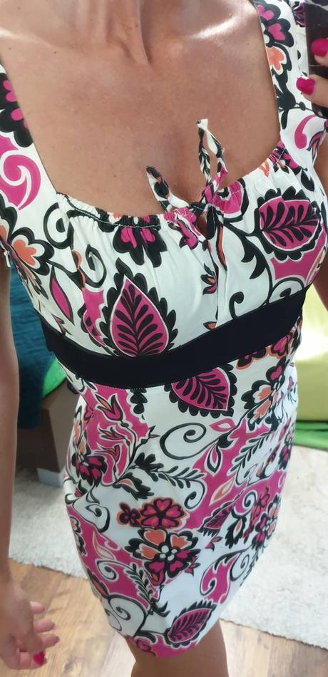 Ruzove vzorove saty, s